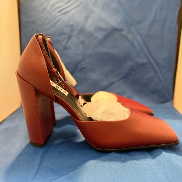 ALAIA
Leather d'Orsay Square-Toe Pumps - Picture 2 of 11